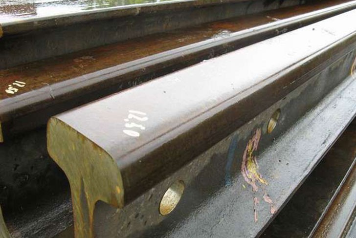 В Мотмосе двое мужчин пытались похитить железнодорожные рельсы