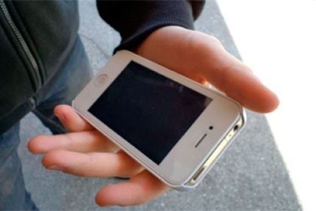 Мобильный телефон отобрали неизвестные у 13-летнего подростка