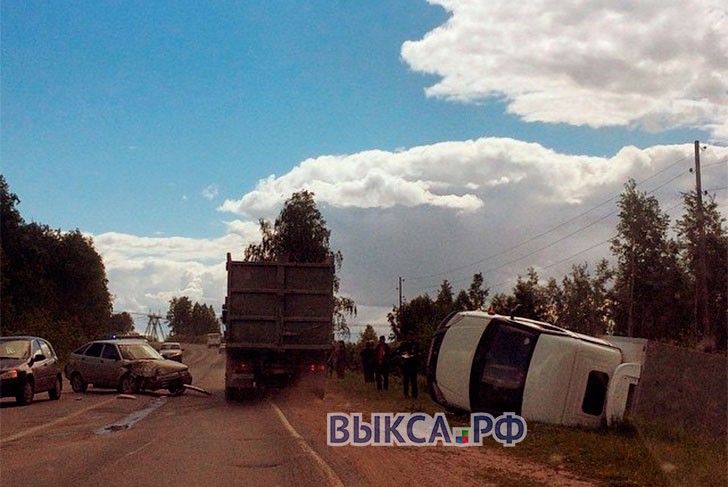 Три автомобиля столкнулись на участке трассы ЛПК — Мотмос