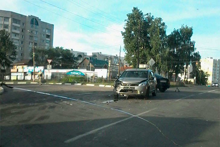 На улице Ленина «Рено» врезался в «двенашку»: есть пострадавшие