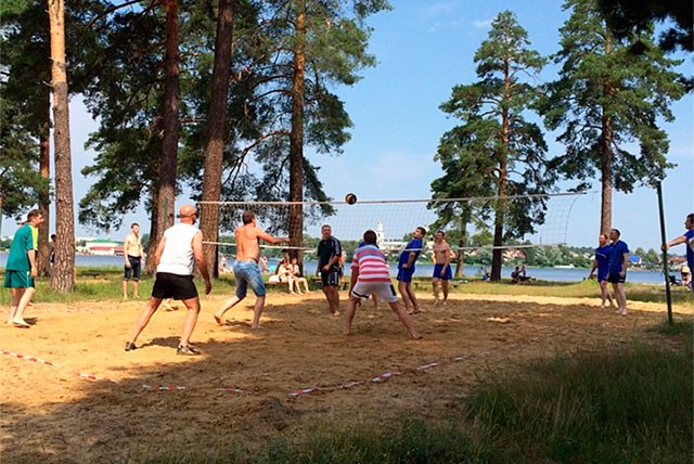 Товарищеский матч по волейболу прошел на пляже Максима Горького