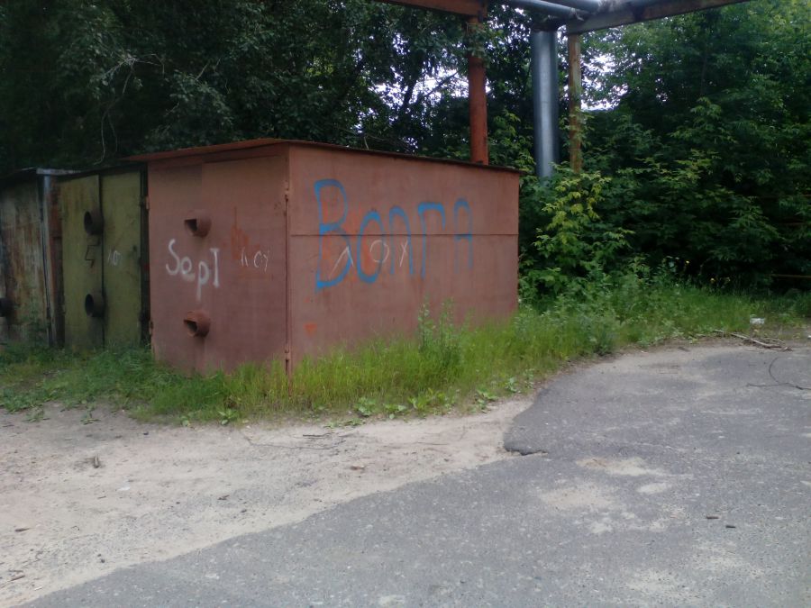 Средь бела дня на улице Корнилова украли гараж