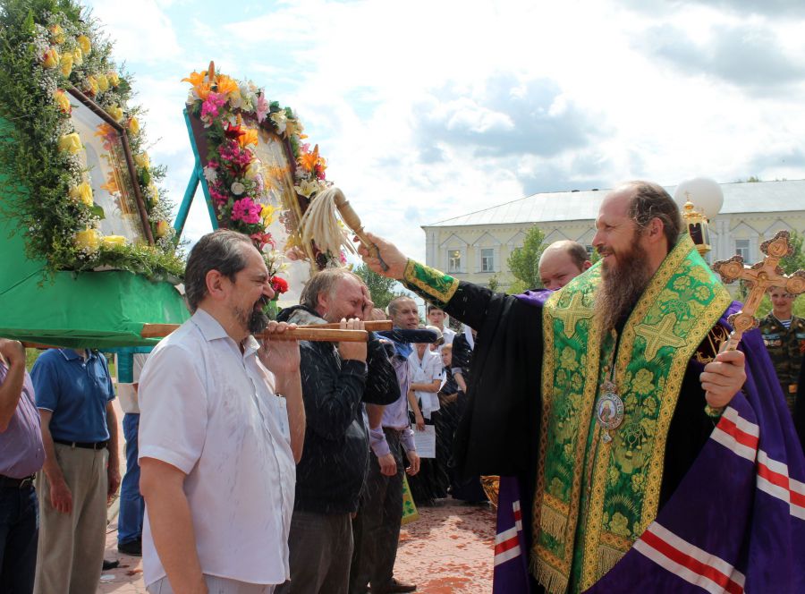 Выксунцы прошли крестным ходом в память о преподобном Варнаве Гефсиманском