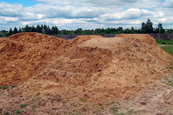 Вырытые котлованы, перекрытие плодородного слоя почвы и свалку выявили в Шиморском