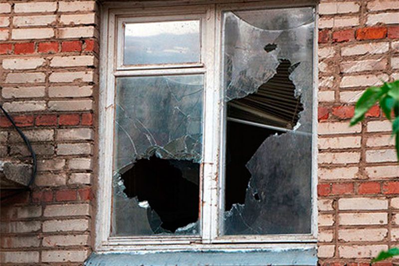 Малолетние хулиганы разбили стекла в квартирах в м-не Гоголя