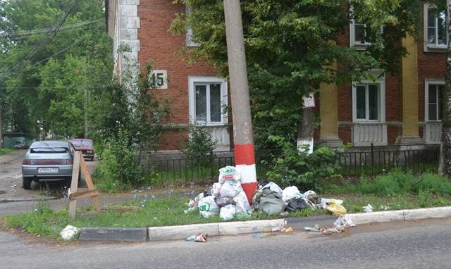Выксунцы устроили на улице Чкалова мусорную свалку