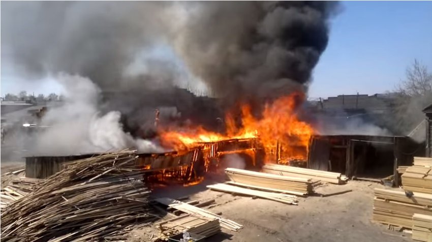 В деревне Малиновка произошло возгорание склада с пиломатериалами