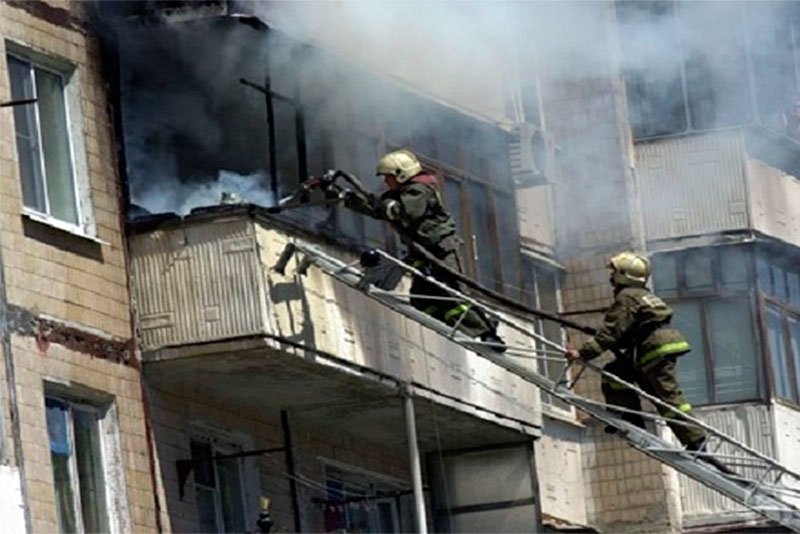 Пенсионера спасли из горящей квартиры в м-не Жуковского