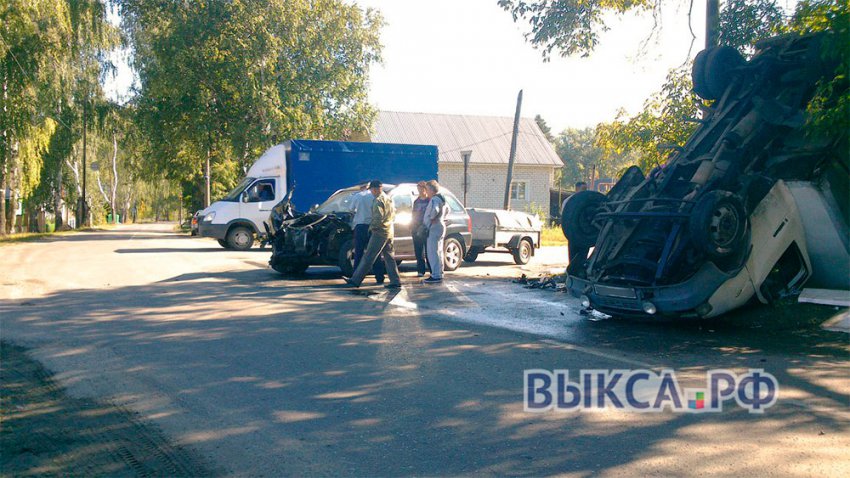 Внедорожник и «Газель» столкнулись на перекрестке улиц Слепнева и Октября