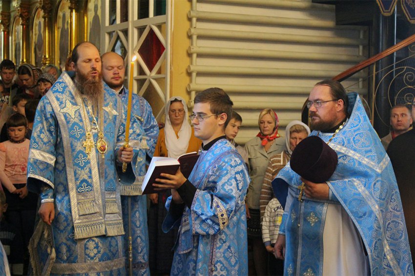 Глава выксунской епархии совершил молебен на начало учебного года