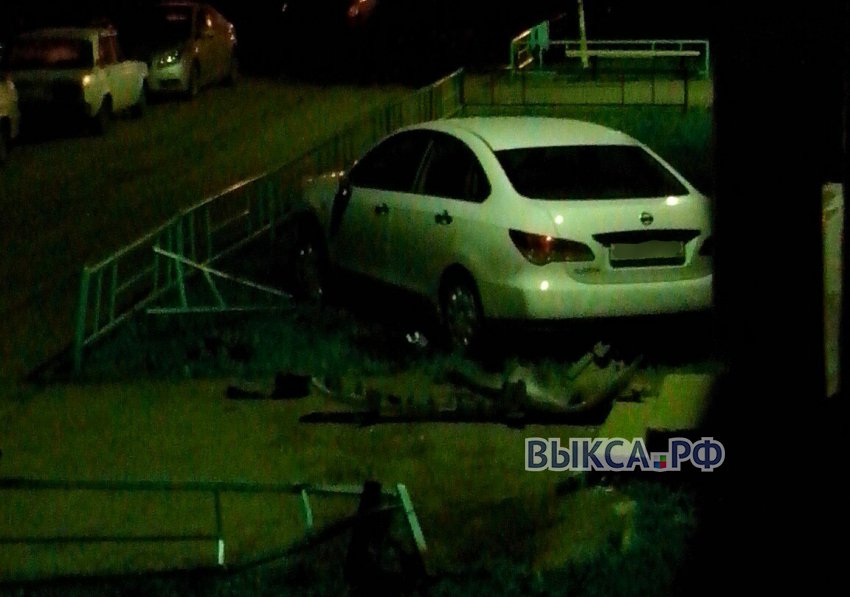 В Мотмосе водитель иномарки устроил «погром» около дома