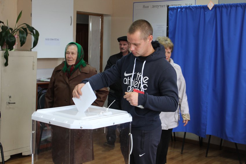 Единоросс Евгений Елистратов победил на дополнительных выборах в Совет депутатов