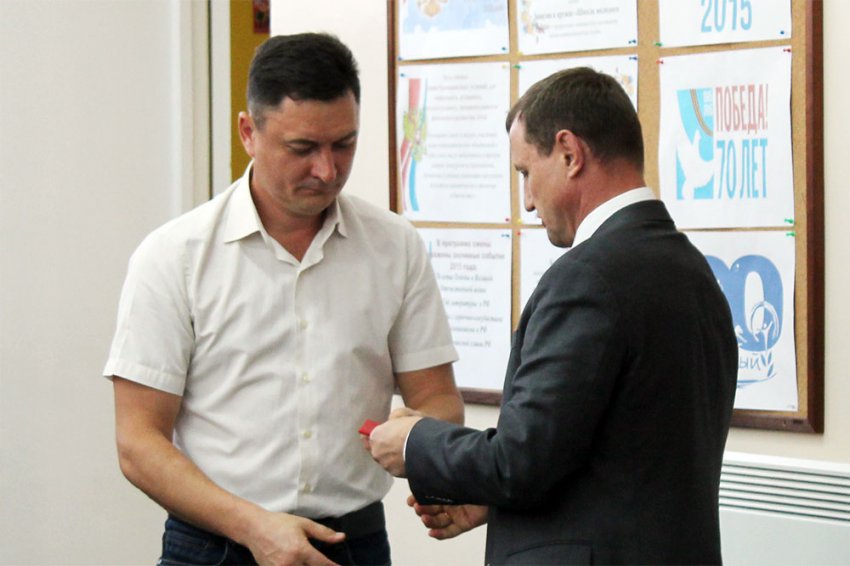 Глава местного самоуправлению вручил удостоверение вновь избранному депутату Евгению Елистратову