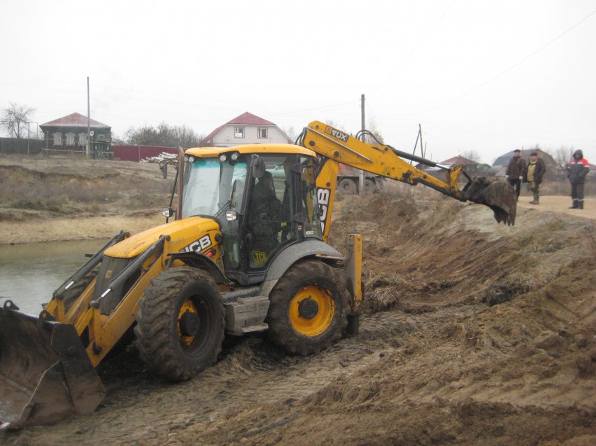 Идут работы по очистке пруда в поселке Ближне-Песочное