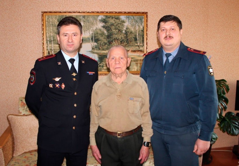 Полковник полиции Александр Ганин поздравил ветеранов МВД