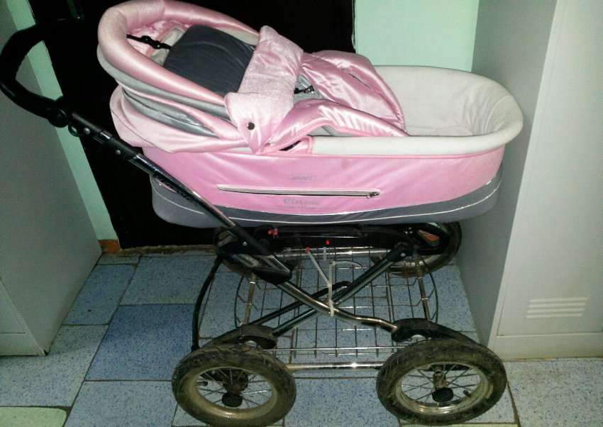 Разыскивается хозяин коляски, оставленной у детской поликлиники