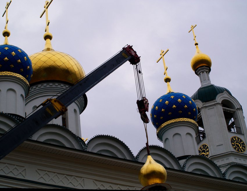 Установлены купола над входами в Успенский храм Иверского монастыря