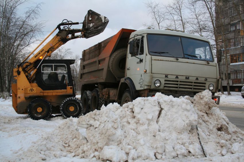 Для уборки снега на улицы Выксы вышло 46 единиц снегоуборочной техники и 104 человека
