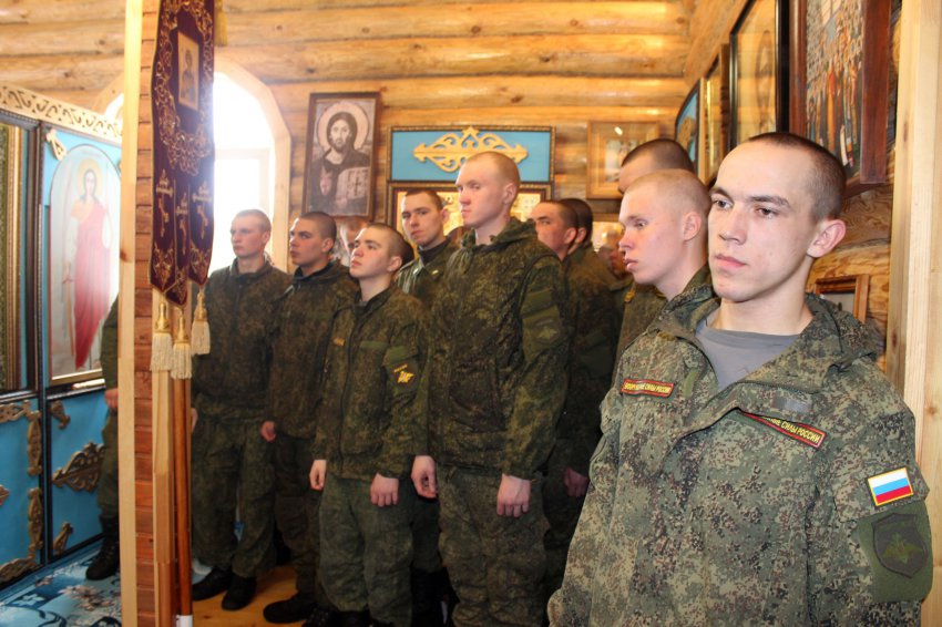 В День защитника Отечества епископ Варнава посетил танковую бригаду