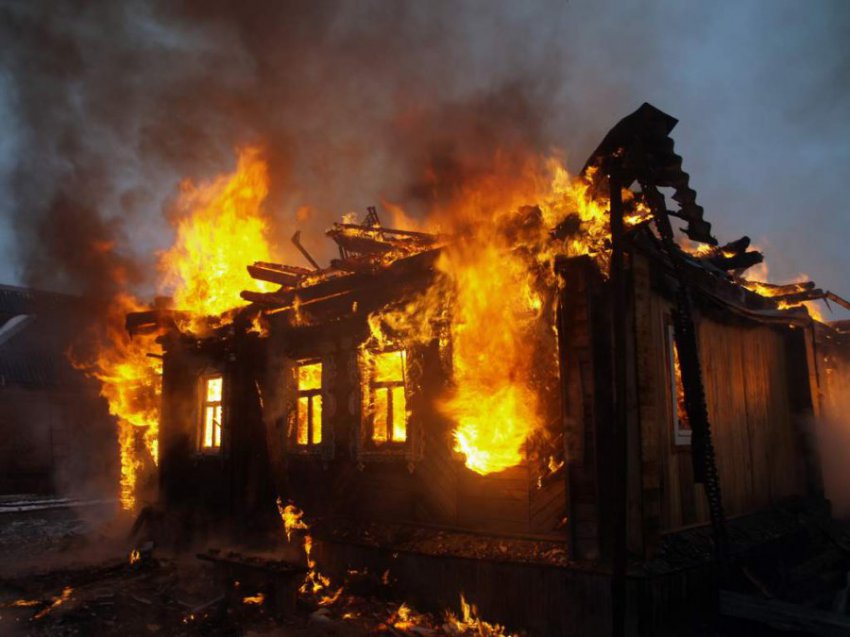 В поселке Ближне-Песочное сгорел дом