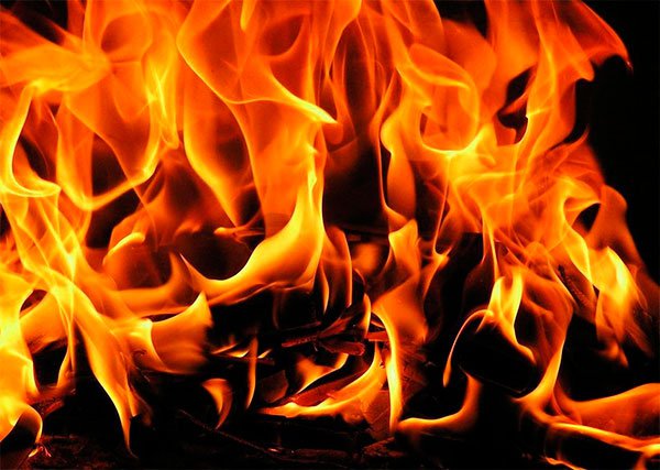 Из-за неправильного монтажа теплогенератора на Белякова загорелся дом