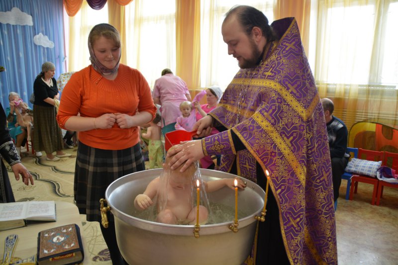 В Выксунском специализированном доме ребенка крестили тринадцать малышей