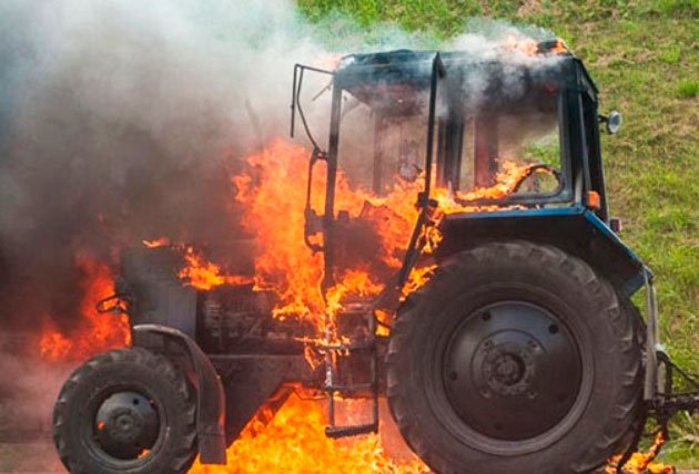 На Шлаковой сгорел трактор