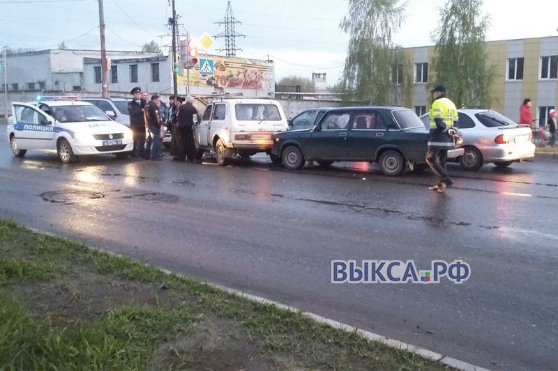 На светофоре у Дробмаша столкнулись 3 авто