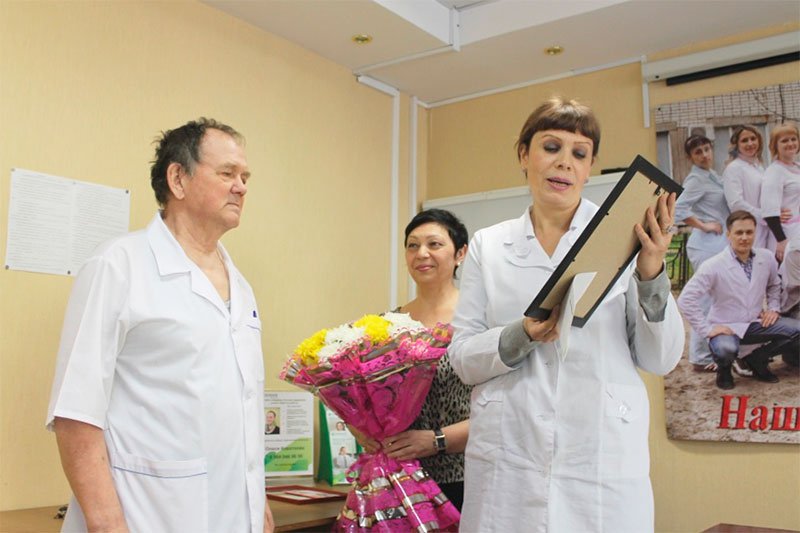 Заведующего инфекционным отделением Юрия Воронцова проводили на заслуженный отдых