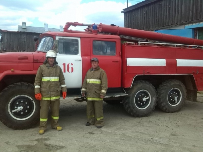 Жительница Новодмитриевки благодарит пожарных за спасенный дом