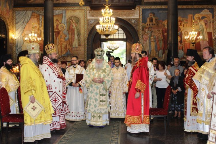 Епископ Варнава молится о мире во время визита в Болгарию