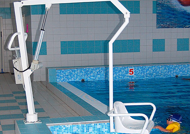 В бассейне установят подъемник для людей с ограниченными возможностями