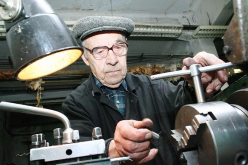 Работающим пенсионерам добавят по 150 рублей