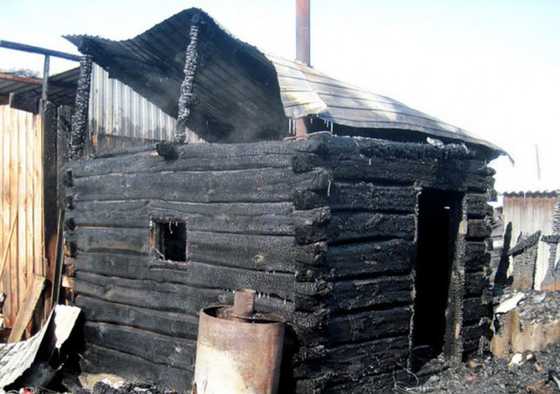 В Полдеревке сгорела баня