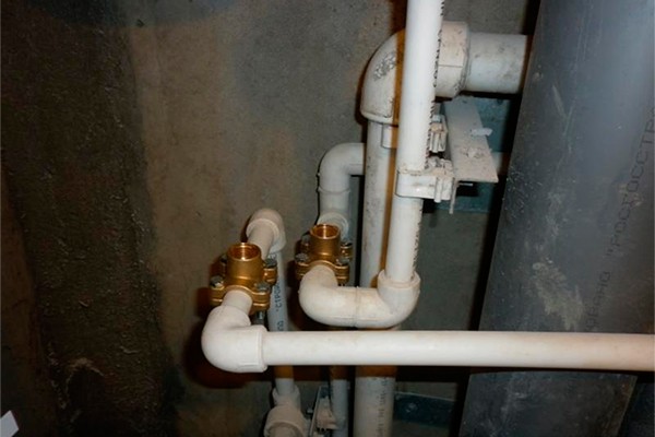Суд обязал домовладельцев демонтировать врезку в водопровод многоэтажки