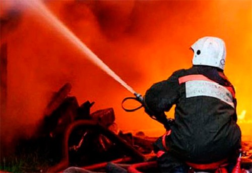 12 пожарных тушили баню на Маяковского