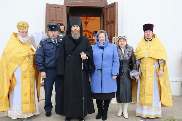 Епископ Варнава посетил женскую колонию