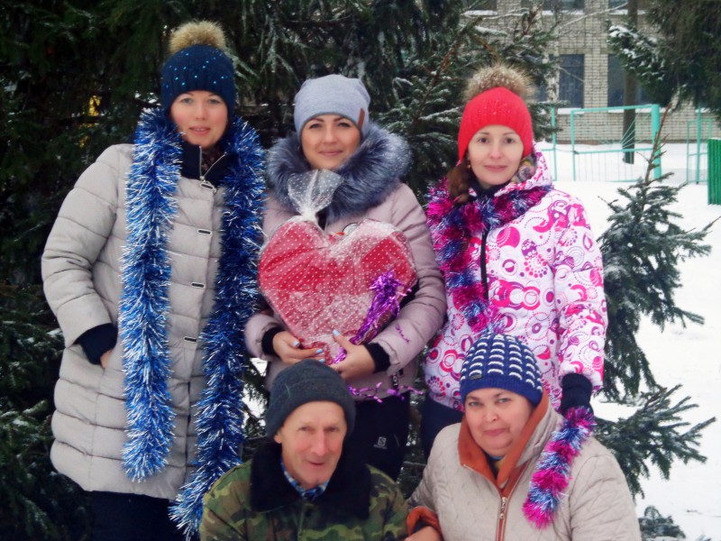 В Новодмитриевке нарядили праздничную елку