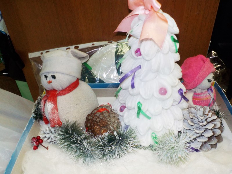 Более 150 работ принесли дети на конкурсы «Зимнее настроение» и «Новогодняя игрушка»