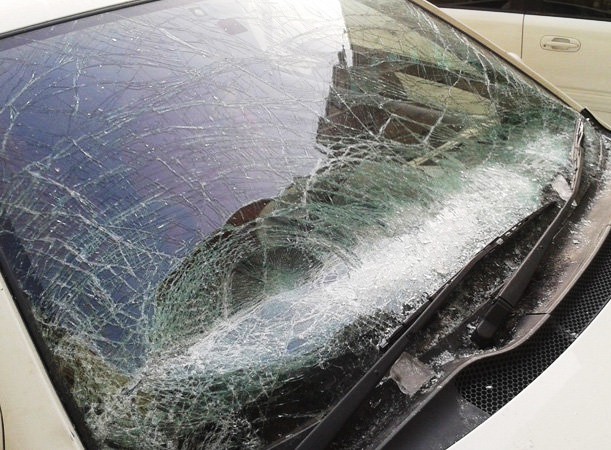 Лёд, упавший с крыши дома, повредил автомобиль «Киа»