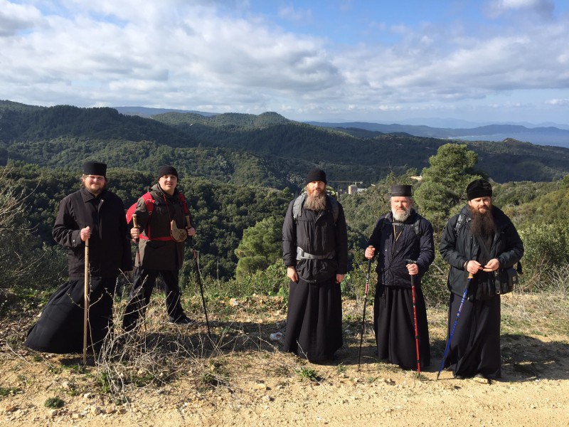 Группа паломников во главе с епископом Варнавой посетила Святую гору Афон