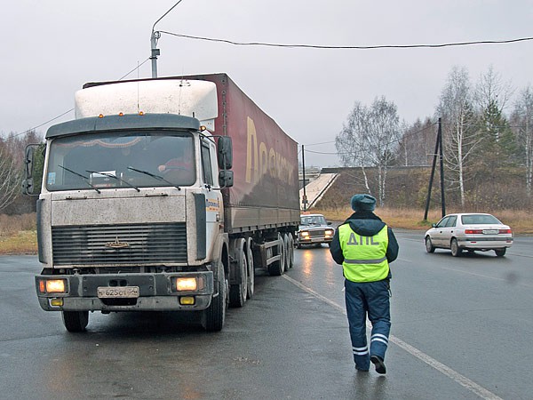 Движение большегрузов ограничат на трассах области с 1 апреля