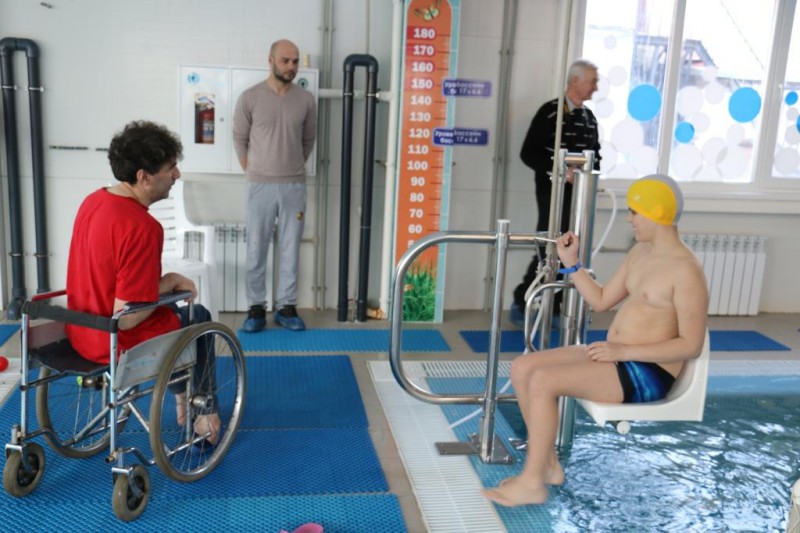 В бассейне ФОКа «Юность» заработал подъемник для инвалидов