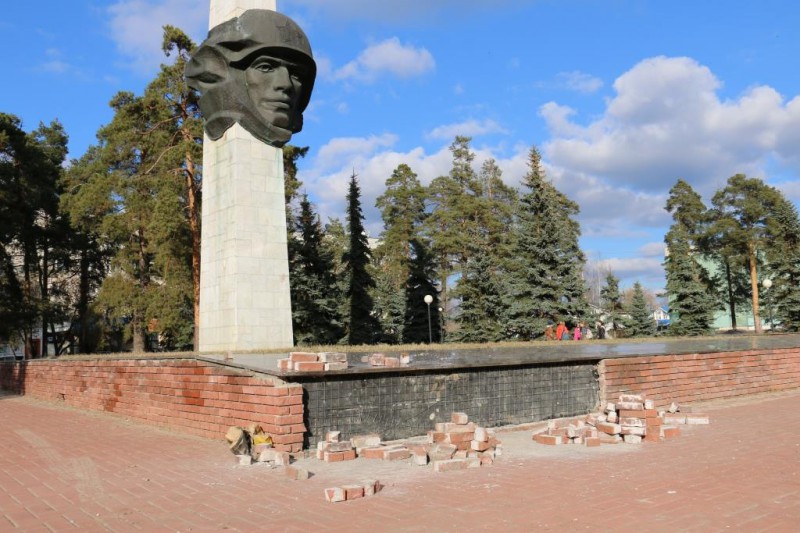 Мемориал на площади Октябрьской революции готовят к ремонту