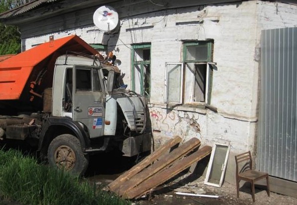Виновник ДТП в Шиморском убегал от погони по крышам домов