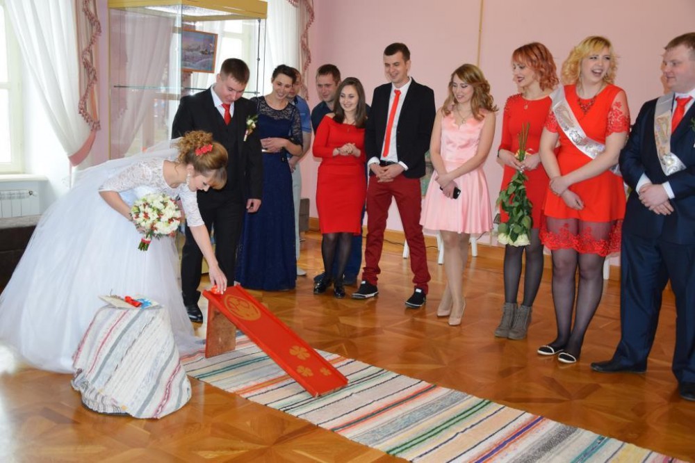 Свадьба на красную горку. Праздник красная горка свадьба. Свадьбы на красную горку традиции. Брак красную горку.