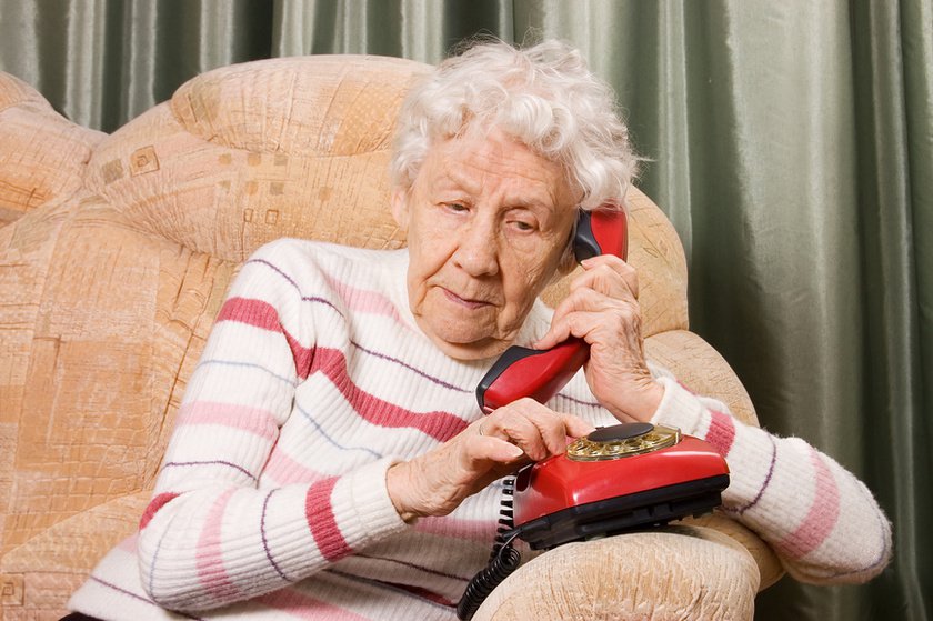 Бдительная пенсионерка дала отпор телефонному мошеннику
