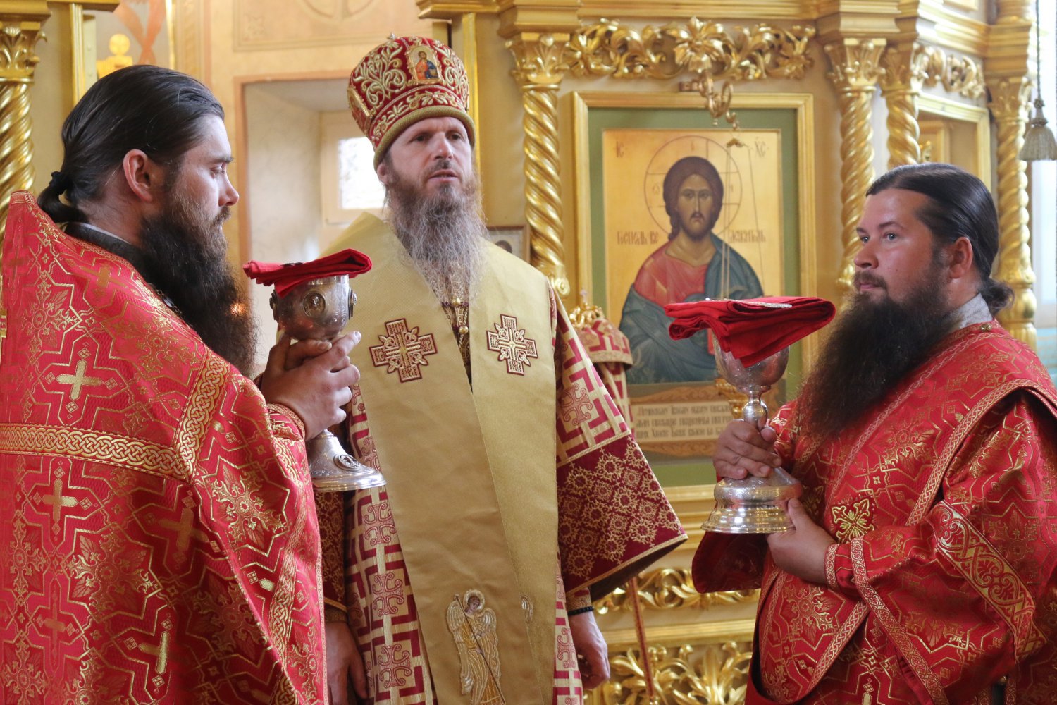 Епископ Варнава возглавил Божественную литургию