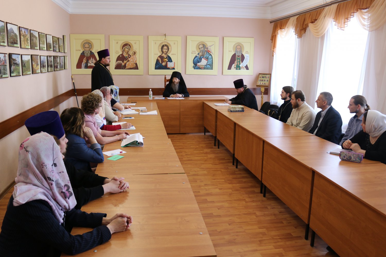 В школах РПЦ продолжат учебу 7 выпускников православного училища