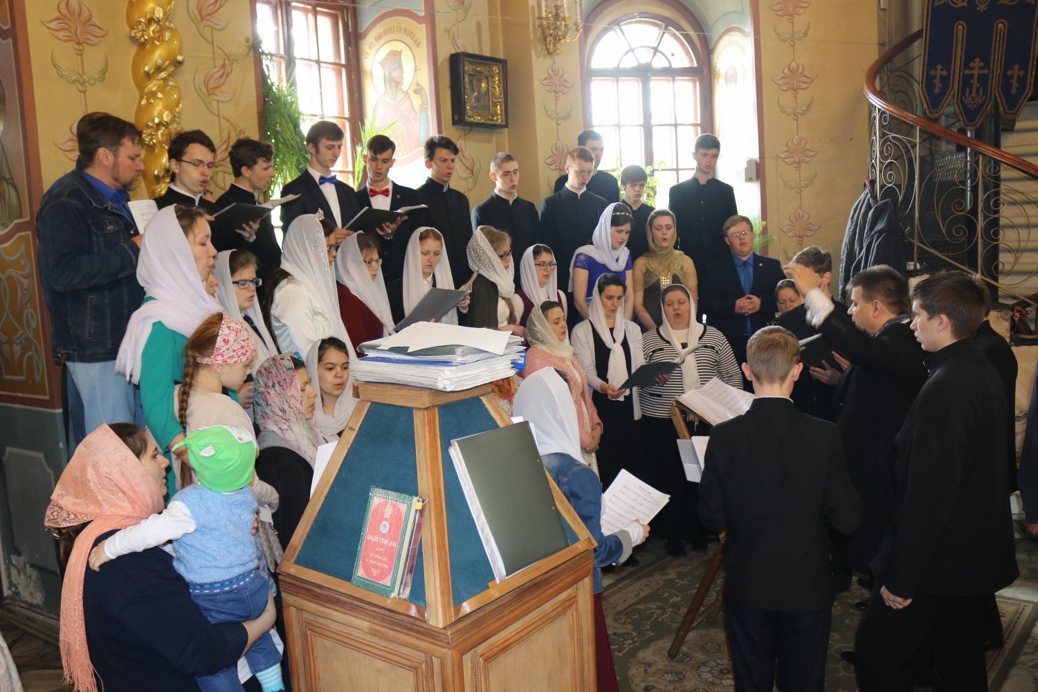 Выпускникам православного училища вручили аттестаты